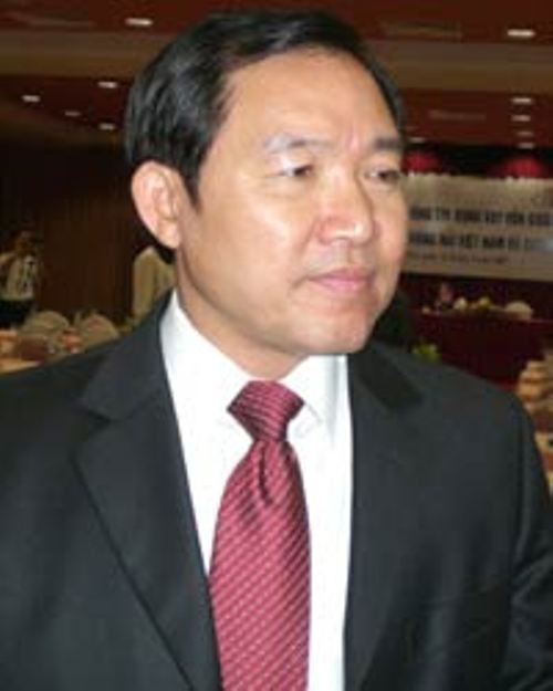 Ông Dương Chí Dũng (sinh 1957 tại tỉnh Hải Dương) được bổ nhiệm làm tổng giám đốc Vinalines vào tháng 8-2005. Cuối năm 2006, ông Dũng giữ chức chủ tịch HĐQT Vinalines.